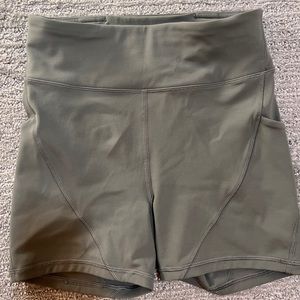 Lululemon Shorts Size 4 with pockets